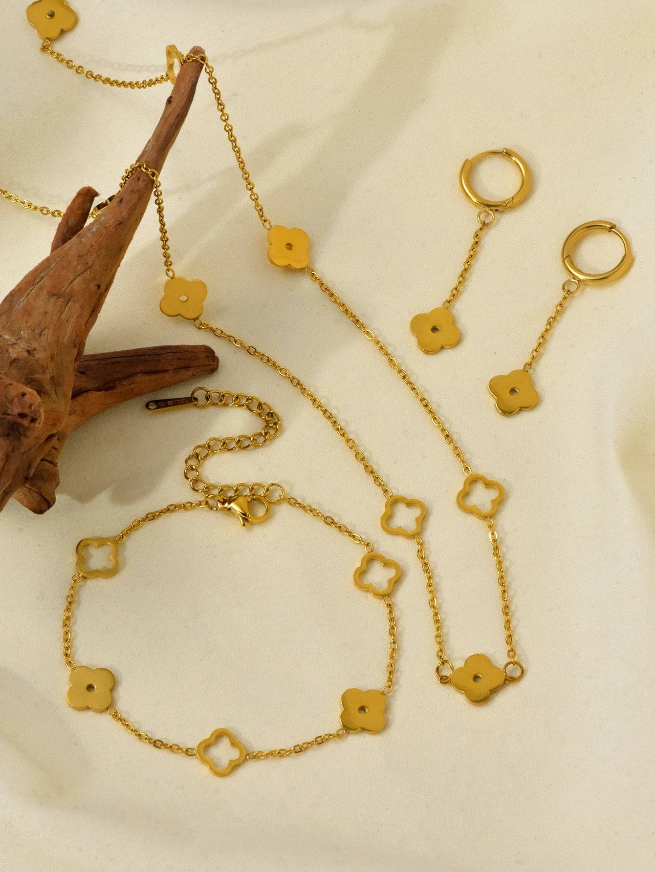1 Set Lucky Stainless Steel 18k Gold Plated Plum Blossom Hollow Clover Necklace Bracelet Earrings Ladies Jewellery Set