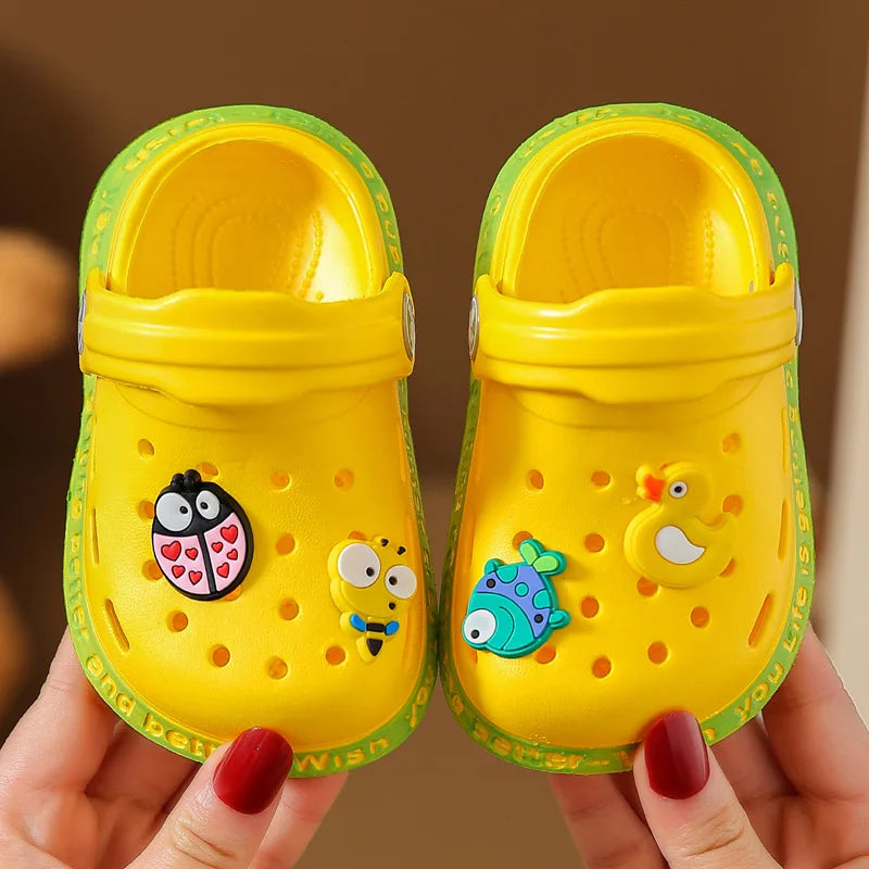 Children's flip flops for girls in summer indoor soft soled anti slip cartoon toe hole shoes for small and medium-sized babies