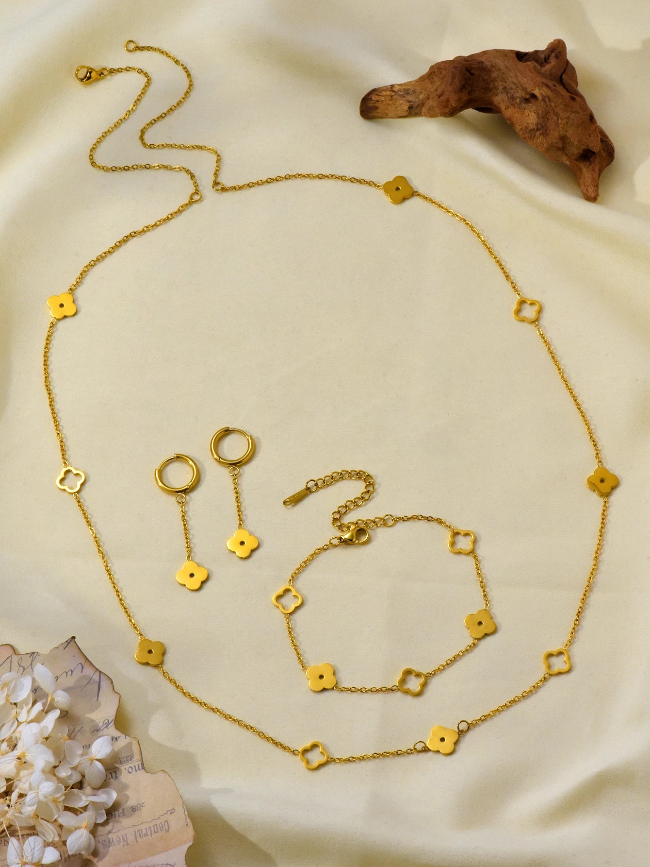 1 Set Lucky Stainless Steel 18k Gold Plated Plum Blossom Hollow Clover Necklace Bracelet Earrings Ladies Jewellery Set